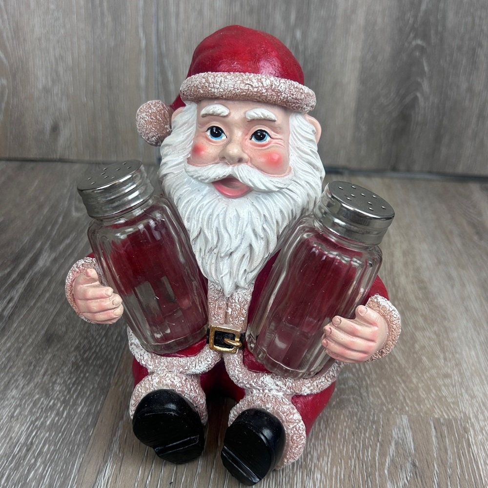 NEW DWK Santa's Greeting Christmas Figurine Salt & Pepper Shaker Set Holder
